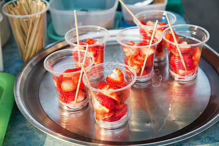 食物,水果饮食草莓塑料杯街头市场聚会街头市场塑料杯里的草莓图片