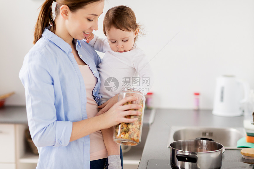 家庭,食物,健康饮食人的快乐的母亲小女婴家里厨房饭意大利母亲婴儿家里厨房煮意大利图片