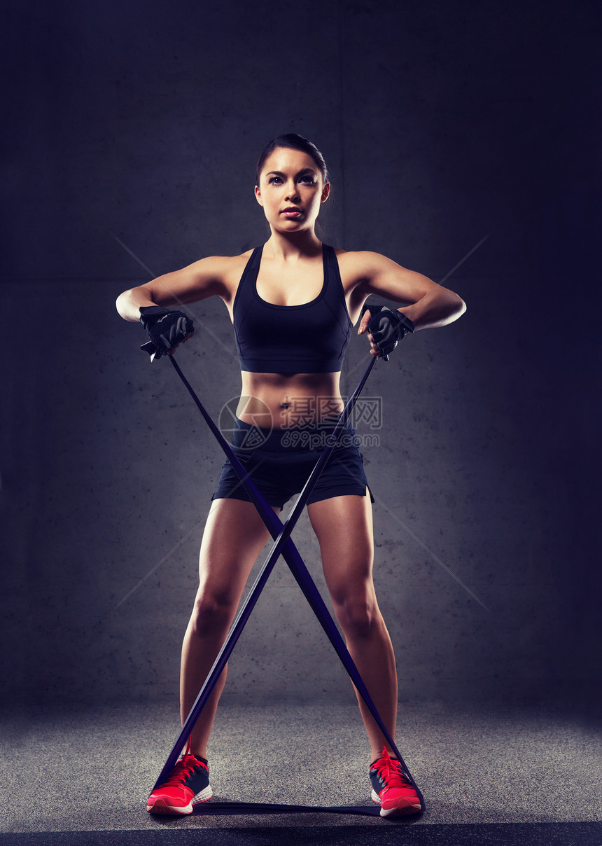 健身,运动,训练,人生活方式的妇女运动与扩张器阻力带健身房扩张器的女人健身房锻炼图片