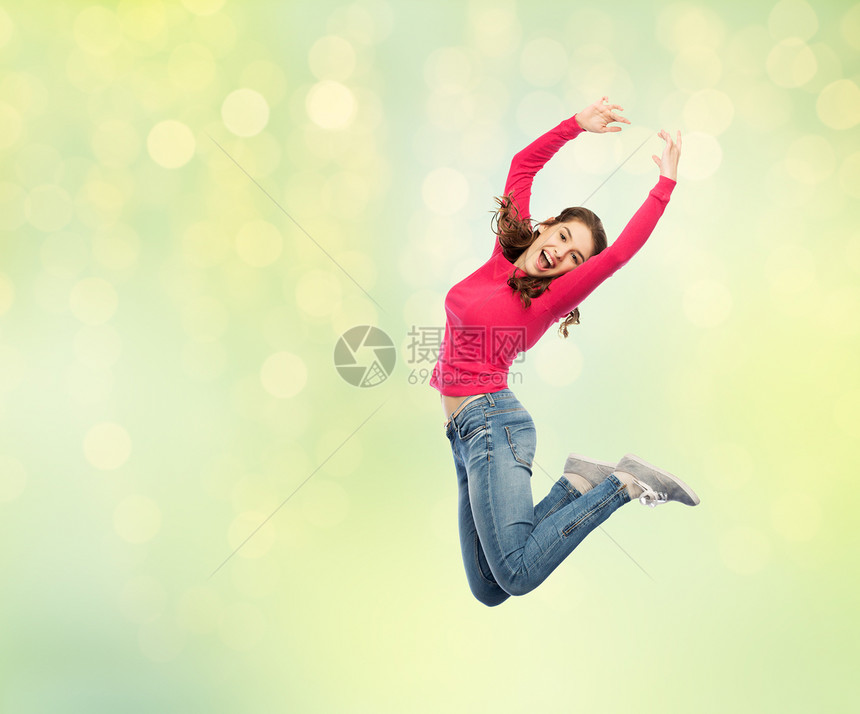 快乐自由运动人的快乐的轻女人夏天的绿灯背景下空中跳跃跳舞快乐的轻女人空中跳跃跳舞图片