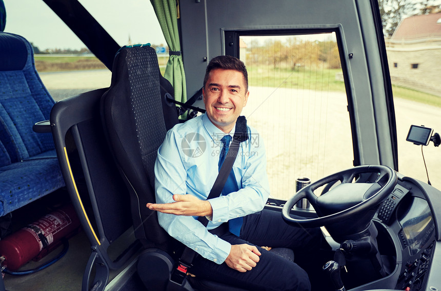 交通,旅游,公路旅行,手势人的快乐司机邀请乘坐城际巴士快乐的司机邀请乘坐城际巴士图片