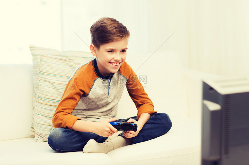 休闲,儿童,技术人的微笑男孩与操纵杆家里玩电子游戏快乐的男孩操纵杆家里玩电子游戏图片