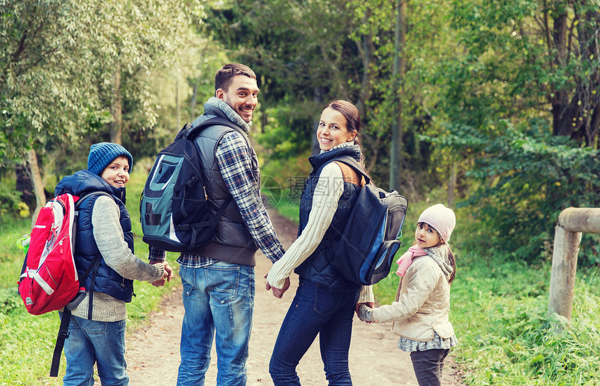 冒险,旅行,旅游,徒步旅行人们的快乐的家庭步行与背包森林快乐的家庭带着背包树林里远足图片