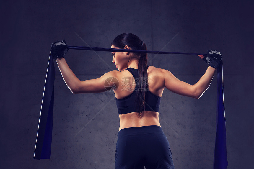 健身,运动,训练,人生活方式的妇女运动与扩张器阻力带健身房扩张器的女人健身房锻炼图片