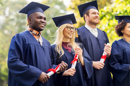 教育,毕业人的群快乐的国际学生迫击炮板学士学位礼服与文凭文凭的迫击炮板上快乐的学生女孩高清图片素材