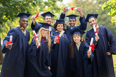 亚洲的董事会教育,毕业人的群快乐的国际学生迫击炮板学士学位礼服与文凭文凭的迫击炮板上快乐的学生背景