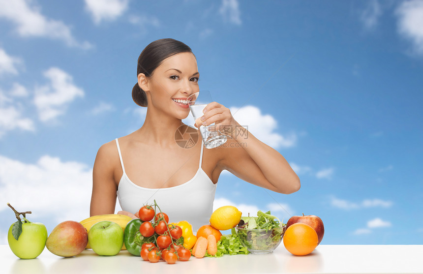 人,饮食,健康饮食饮食快乐的女人喝水璃,水果蔬菜蓝天云彩的背景快乐的女人喝杯水健康的食物图片
