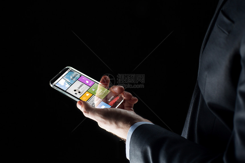 商业,多媒体,人未来的技术密切的商人与透明智能手机与应用黑色背景商人智能手机上的应用程序图片