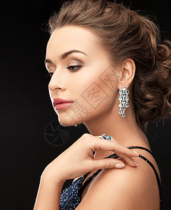 穿晚礼服的女人戴着钻石耳环戒指带耳环戒指的女人图片