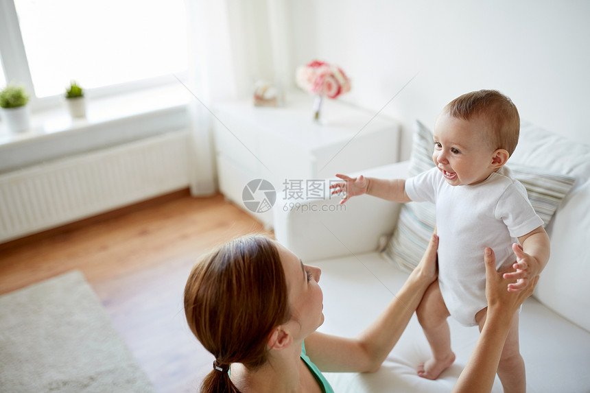 家庭,孩子父母的快乐的微笑轻母亲小婴儿家里快乐的轻妈妈小宝宝家图片
