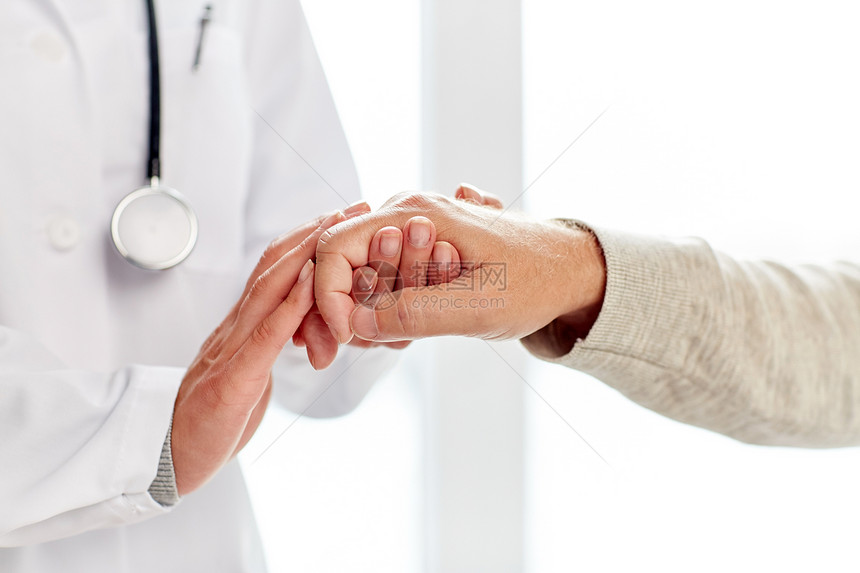 医学,龄,支持,医疗保健人的密切医生护士医院握住老人的手紧紧抓住医生握着老人的手图片