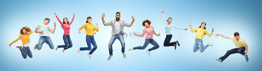 幸福自由运动人的微笑的轻国际朋友蓝色背景下空中跳跃快乐的人朋友蓝色的空中跳跃图片