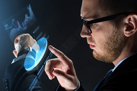 商业,人现代技术商人与智能手表虚拟屏幕投影黑色背景用智能手表接近商人图片