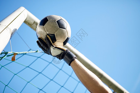体育人足球运动员守门员蓝天上的足球球门手接球守门员天空上的足球进球图片