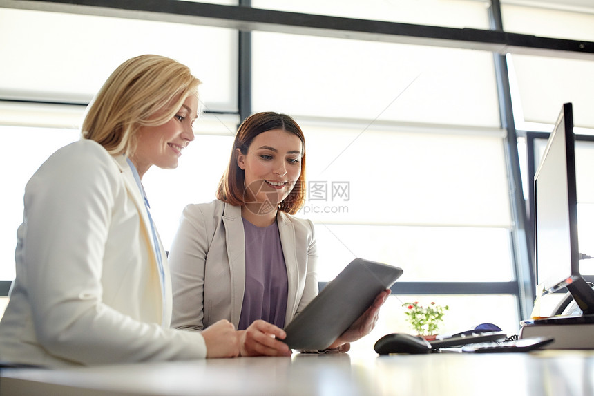人,技术,工作公司理念女业务队与平板电脑电脑办公室办公室里平板电脑的女商人图片