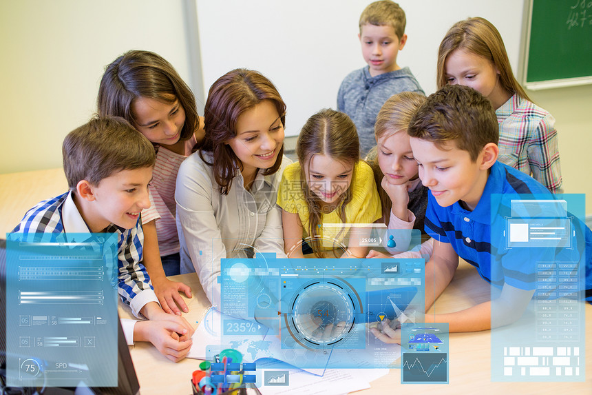 教育,小学,学,技术人的群孩子与教师期待平板电脑课堂上的虚拟屏幕投影群学校老师平板电脑的孩子图片