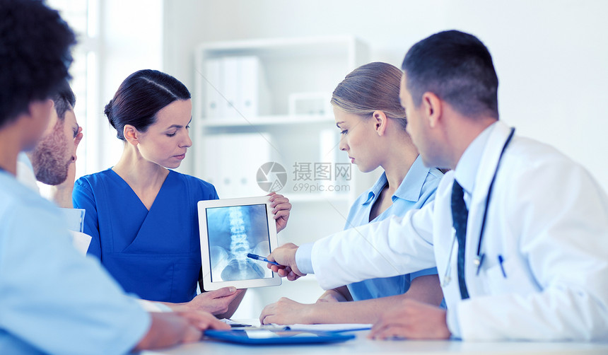 专业,人,外科,放射学医学医生与X射线平板电脑屏幕会议医疗办公室医生临床上用X光片PC图片