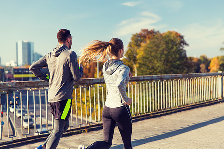 健身,运动,人慢跑的快乐的夫妇户外跑步快乐的夫妇户外跑步图片