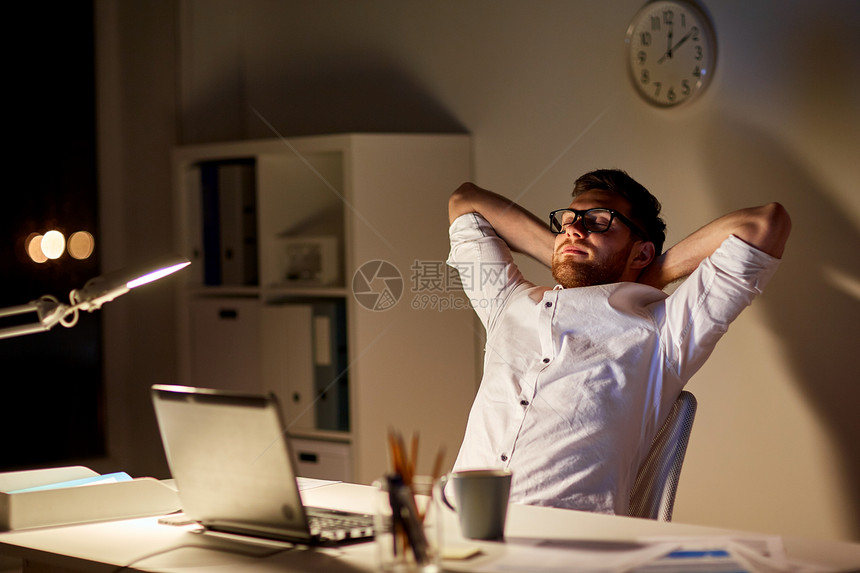 商务,过度工作,截止日期人的疲惫的人,笔记本电脑夜间办公室工作伸展晚上办公室笔记本电脑的男人图片