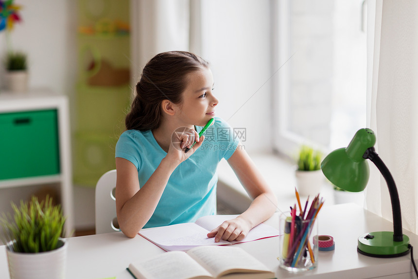 人,孩子,教育学的快乐的女孩,书笔记本透过窗户看家快乐的女孩家里把书写笔记本上图片