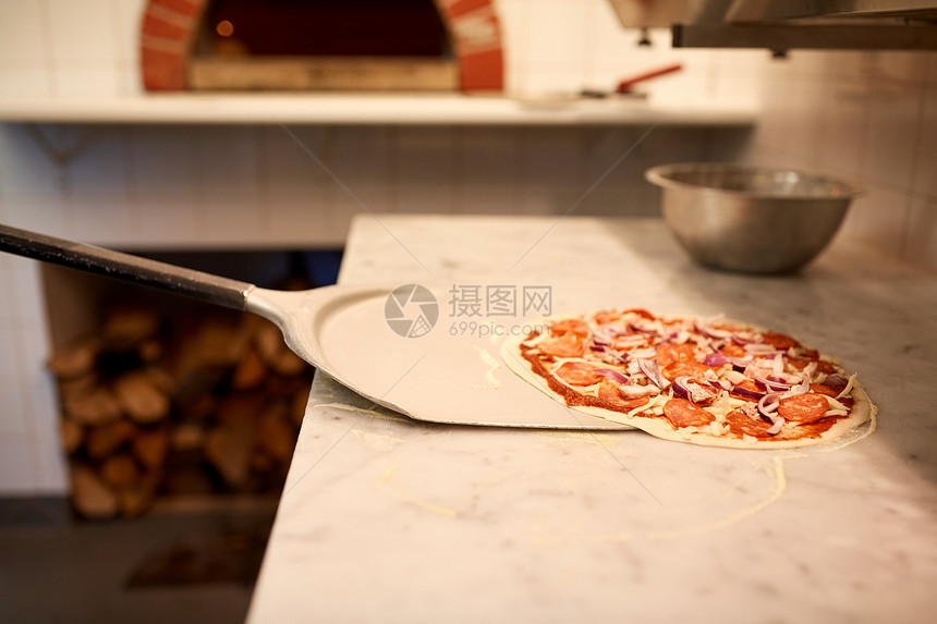 食物,意大利厨房,烹饪,烘焙烹饪剥离比萨饼比萨饼店的桌子上披萨店把披萨桌子上剥下来图片