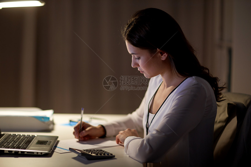 商业,会计,过度工作,截止日期人的妇女与税务表格计算器夜间办公室工作晚上办公室计算器论文的女人图片