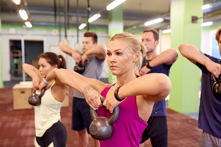 运动,健身,举重训练群水壶心率跟踪器的人健身房锻炼群水壶的人健身房锻炼图片