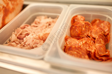 烹饪,储存食品容器与火腿香肠餐厅厨房餐厅里火腿香肠的容器图片