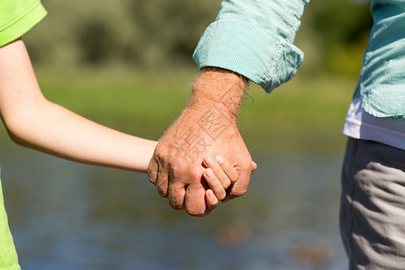 家庭世代支持人的老人孩子牵手老人孩子牵手图片