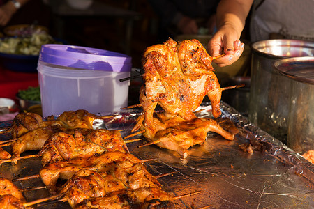 烹饪,亚洲厨房,人食品销售鹌鹑烧烤街头市场街头市场上的鹌鹑烧烤图片