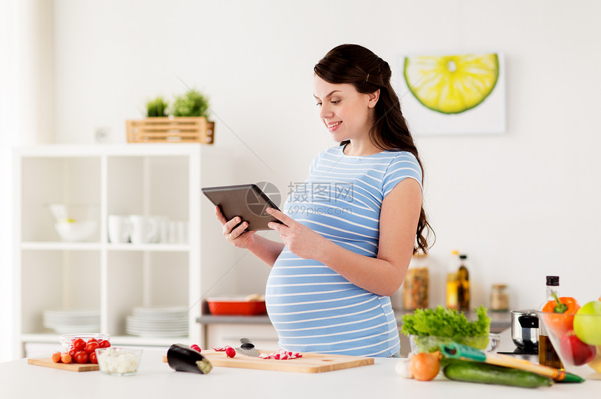 健康饮食,怀孕人的孕妇用平板电脑烹饪蔬菜沙拉家厨房孕妇家用平板电脑饭图片