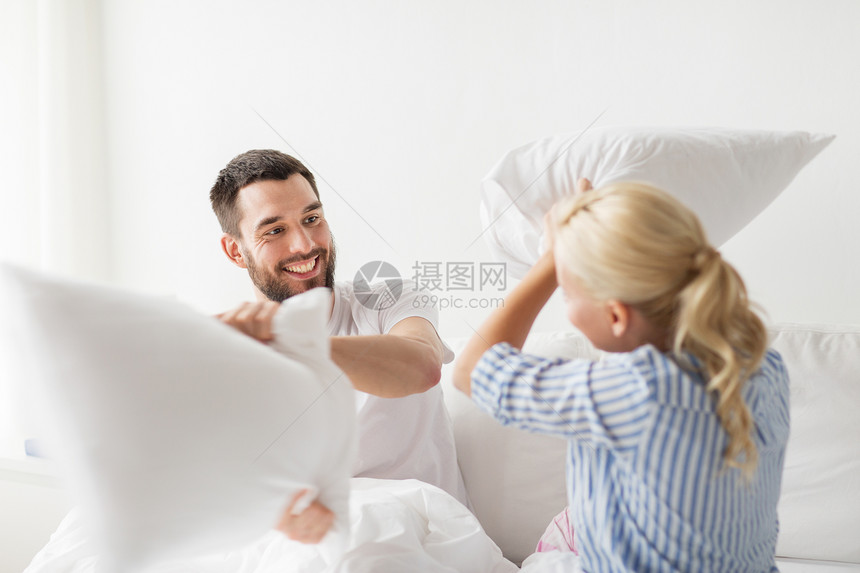 人,家庭,就寝时间趣的快乐的夫妇床上枕头打架家幸福的夫妇床上打枕头战图片