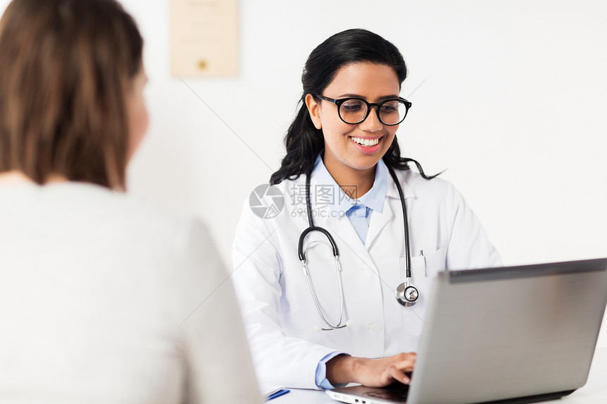 医学,医疗,技术人的微笑医生与笔记本电脑妇女病人医院带笔记本电脑的医生医院的女病人图片