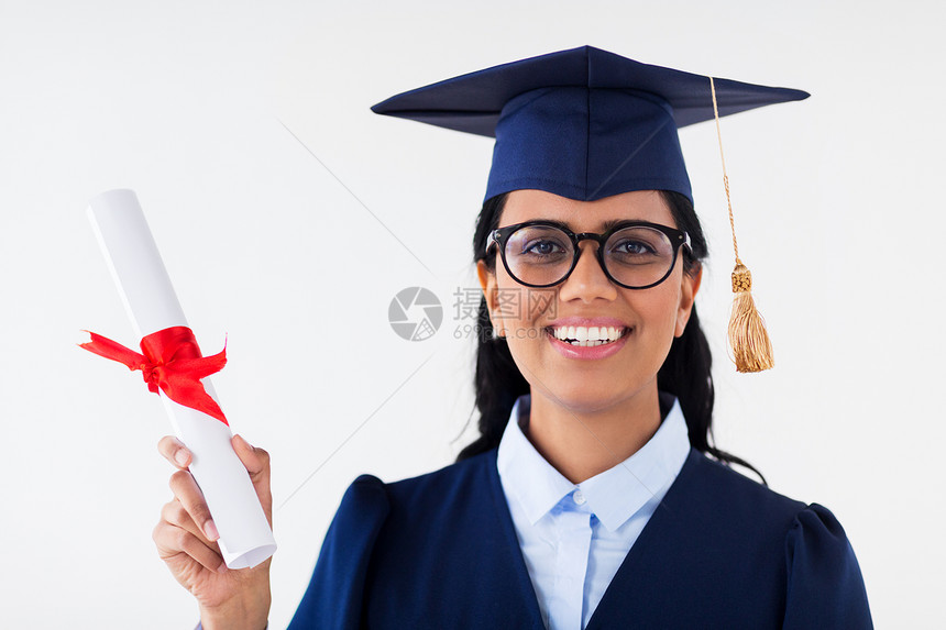 教育,毕业人的快乐的学生妇女黑板学士学位礼服与文凭快乐的单身汉女人灰泥板上文凭图片