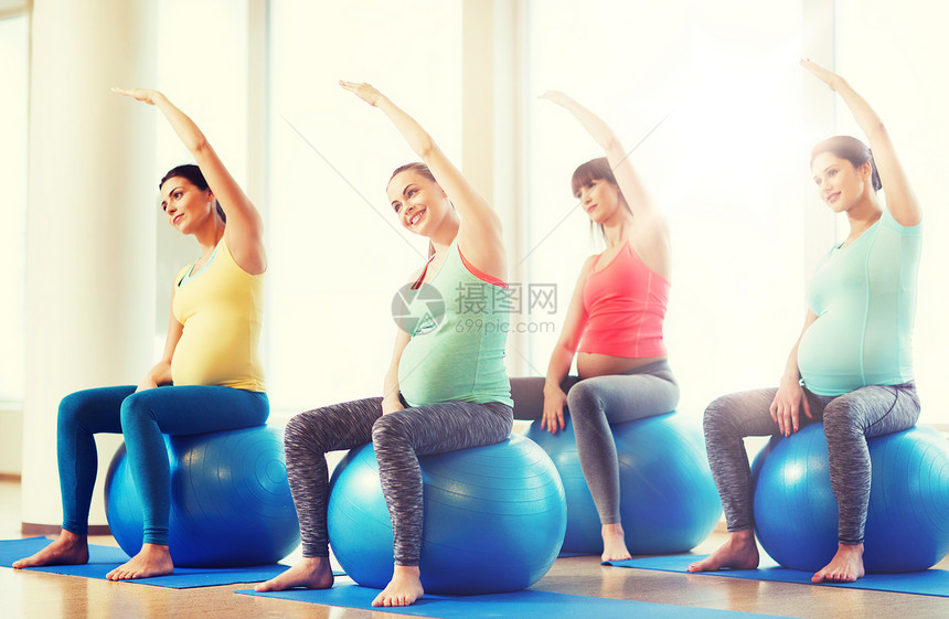 怀孕,运动,健身,人健康的生活方式群快乐的孕妇健身房的球上锻炼快乐的孕妇健身房锻炼健身球图片