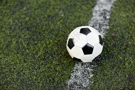 足球场上的运动足球球赛足球场标线上的足球图片