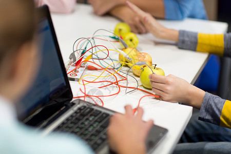 外国人学中文教育技术科学编程人的机器人学校发明工具包笔记本电脑的孩子机器人学校的孩子们,发明工具包笔记本电脑背景