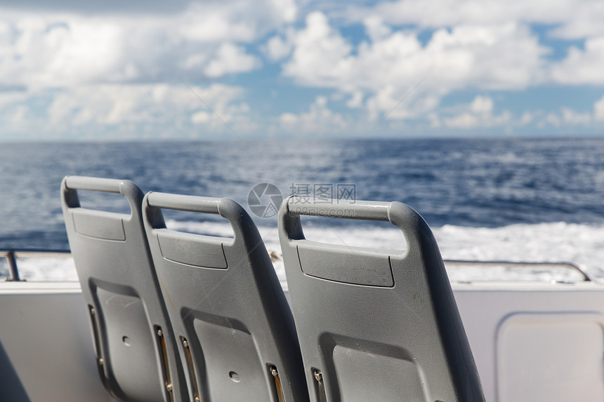 度假,旅游,邮轮旅游海上航行的客船甲板上的座位海上航行的客轮甲板上的座位图片