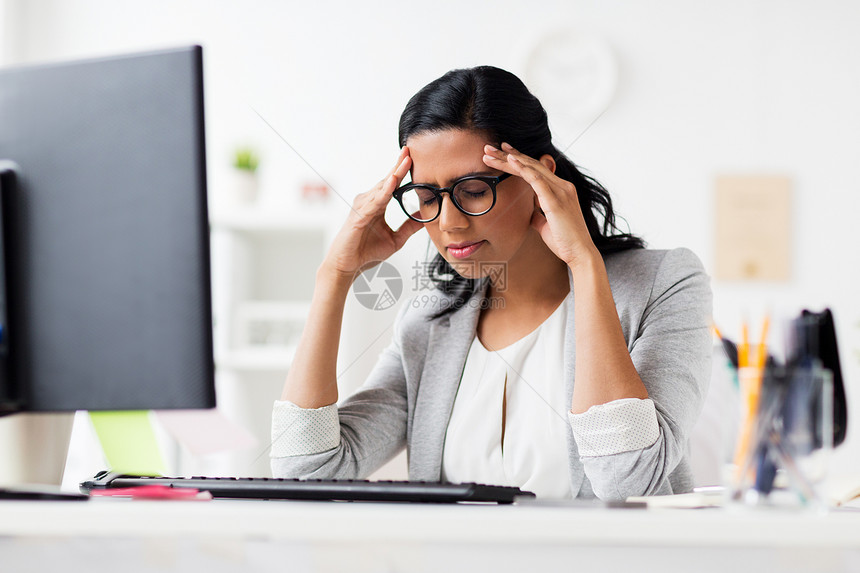 商业,人,截止日期技术压力大的女商人,电脑办公室头痛压力的女商人办公室里电脑图片