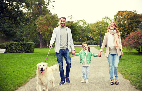 女孩与小白鹿家庭,宠物,家畜人的快乐的家庭与拉布拉多猎犬夏季公园散步快乐的家庭与拉布拉多猎犬公园背景