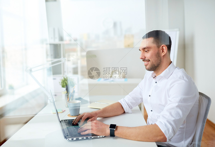 商业,人技术的快乐的微笑商人打字笔记本电脑键盘办公室快乐的商人办公室的笔记本电脑上打字图片
