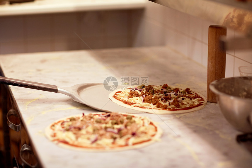 食物,意大利厨房,烹饪,烘焙烹饪剥离比萨饼比萨饼店的桌子上披萨店把披萨桌子上剥下来图片