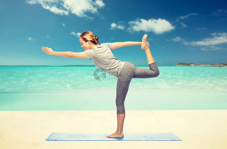 健身,运动,人健康的生活方式女人瑜伽舞蹈的主人垫子上的海滩背景女人垫子上瑜伽的舞蹈大师图片
