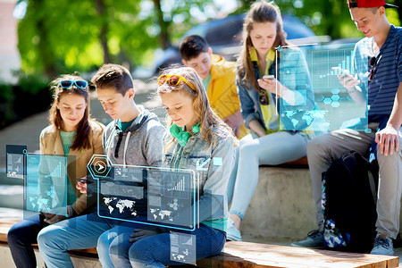 技术,网络成瘾人们的青少朋友与智能手机户外十几岁的朋友户外玩智能手机图片