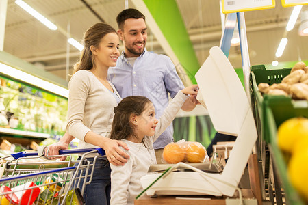 购物,销售,消费主义人们的幸福的家庭与孩子杂货店称重橘子家杂货店里秤橘子图片
