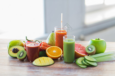 健康饮食,饮料,饮食排眼镜与同的水果蔬菜汁食物桌子上同水果蔬菜汁的眼镜背景图片