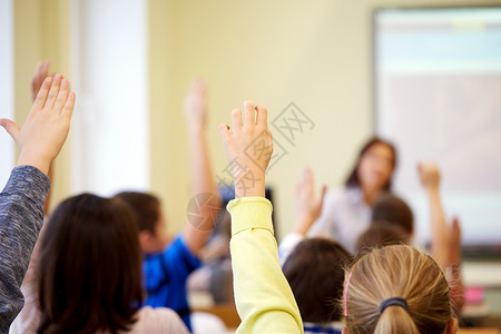 教育小学学人的群学生课堂上举手群学校的孩子教室里举手图片