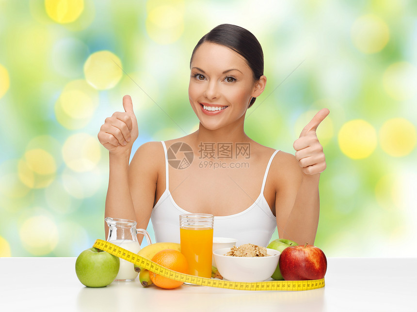 饮食,健康饮食,减肥,手势人的快乐的微笑女人与食物测量磁带拇指绿色的夏季灯光背景女人着食物测量磁带,竖图片