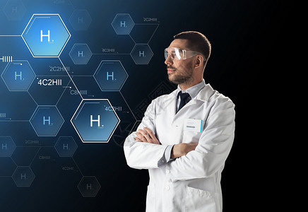 科学,未来技术化学男医生科学家穿白色实验室外套安全眼镜,虚拟化学公式投影黑色背景实验室护目镜化学配方的科学家背景图片