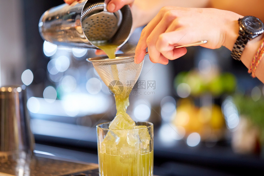 酒精饮料,人奢侈的女酒保的手倒鸡尾酒床璃酒吧酒吧里准备鸡尾酒的酒保图片